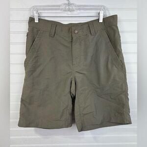The North Face men’s green utility trail shorts. Size 32